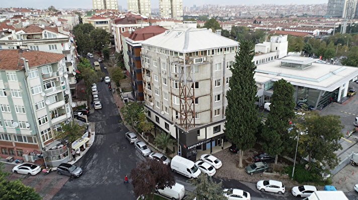 Osmaniye'deki apatman çelik direklerle çevrili halde. Edinilen bilgilere göre apartman 17 Ağustos 1999'daki depremde hasar gördü. Apartman sakinleri inceleme yaptırınca binanın güçlendirilmesi gerektiği ortaya çıktı. 