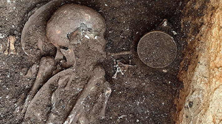 2 bin yıllık Kommagene Krallığı’nın beş büyük kentinden birisi olan Perre Antik Kenti’ndeki kazılarda herhangi bir mumyalama yapılmamasına rağmen bozulmamış 1500 yıllık iskelet bulundu. 