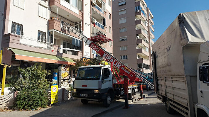 Seferihisar açıklarında geçen 30 Ekim'de meydana gelen ve 115 kişinin yaşamını yitirdiği 6.6 büyüklüğündeki depremden en çok etkilenen bölge, İzmir'in Bayraklı ilçesi oldu. 17 binanın yıkıldığı ya da acil yıkılması gereken yapı statüsünde yer aldığı Bayraklı'da, onlarca binada 'az', 'orta' ve 'ağır' hasar oluştu. Depremin ardından evleri hasar alan ya da almayan vatandaşlar, ilçeyi terk etmeye başladı.
