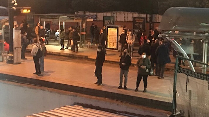 Bugünden itibaren İstanbul'da kademeli mesai başladı. Cevizlibağ'da saat 07.00'da özellikle metrobüslerin diğer toplu taşıma araçlarına göre daha fazla kullanıldığı görüldü.