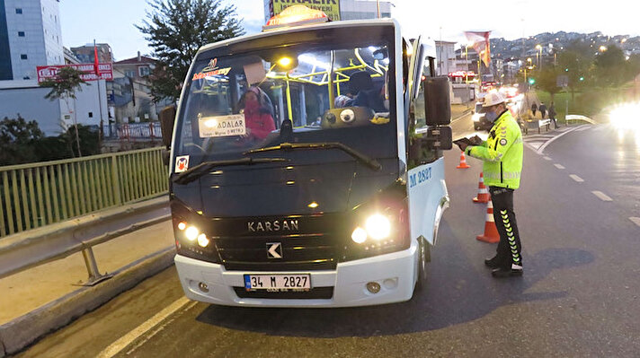 İstanbul Emniyet Müdürlüğü Trafik Denetleme Şube Müdürlüğü'ne bağlı ekipler, Esenyurt, Beyoğlu,  Fatih, Kadıköy, Sarıyer, Üsküdar, Beykoz,Küçükçekmece, Şişli ilçelerinde kontrol noktalarında toplu taşıma araçlarına yönelik koronavirüs denetimi yaptı. Denetim noktasında resmi ve sivil ekipler sürücülerin evrak kontrolü yapılırken, maske, sosyal mesafe hijyen kurallarına uyulup uyulmadığı kontrol edildi.
