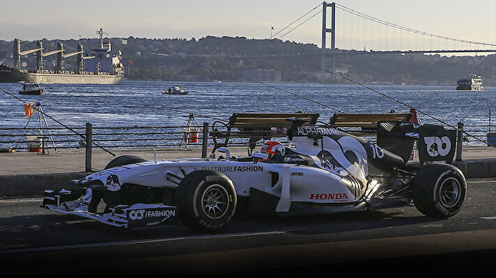 Formula 1 yarışlarının Türkiye'deki ayağının tanıtım filmi için İstanbul'un tarihi noktalarında pilotlar sürüş yaptı.