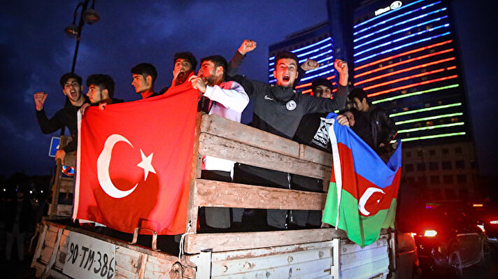 Azerbaycanlılar, Ermenistan'ın Dağlık Karabağ'daki işgalini sonlandıran bildirinin imzalanmasını meydanlarda kutluyor.