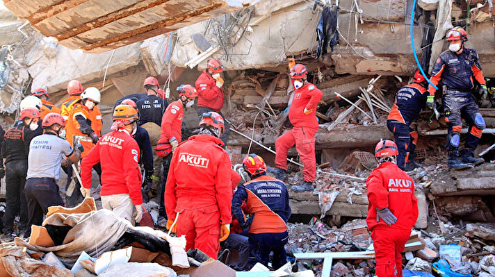 Seferihisar ilçesi açıklarında 30 Ekim Cuma günü meydana gelen 6.6 büyüklüğündeki deprem, İzmir'de yıkıma neden oldu. Yıkım yaşanan bölgeye giden ekipler arasında  AKUT İzmir Ekibi de yer aldı.