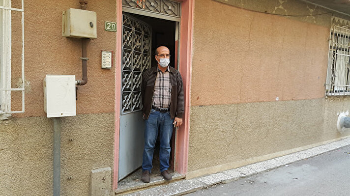Osmangazi ilçesi Soğanlı Mahallesi'ndeki aile apartmanlarının giriş katındaki daireyi kiraya vermek isteyen Akbulut ailesi, cama 'kiralık' ilanı astı.