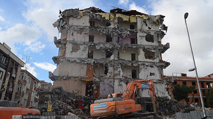 İzmir’de meydana gelen deprem sonrası gözler beklenen İstanbul depremine çevrildi. İstanbul depremiyle ilgili yapılan araştırmalarda çarpıcı verileri ortaya koydu. İstanbul Aydın Üniversitesi Mühendislik Fakültesi İnşaat Mühendisliği Bölümü Öğretim Üyesi ve Afet Eğitimi Uygulama ve Araştırma Merkezi (AFAM) Müdürü Prof. Dr. Mehmet Fatih Altan, olası bir İstanbul depreminin 1 milyon kişiyi evsiz bırakacağını söyledi. Yapılan araştırmalarda da 600-650 bin binanın zarar göreceğini ve 3-4 milyon insanın da depremden etkileneceğini belirtti. 