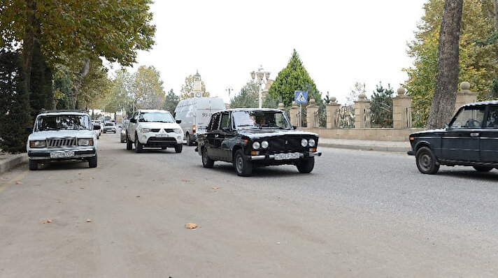 Ermenistan ordusu tarafından atılan roketler ve top mermilerinin büyük yıkıma neden olduğu Terter’de, Rusya’nın arabuluculuğunda imzalanan ateşkesin ardından, kentte hayat normale dönüyor. Ateşkes Anlaşmasının 10 Kasım’da yürürlüğe girmesiyle, Terter kent merkezinde esnaf iş yerlerini açmaya, sokaklarda tezgahlarını kurmaya başladı. Taksilerin çalıştığı, vatandaşlara ait araçların görüldüğü kentte, sokaklarda bazı vatandaşlarda evlerinin ihtiyaçlarını gidermek üzere artık güvenle alışveriş yapıyor. Savaşın sona ermesinin ardından kente dönen vatandaşlar çok mutlu olduğunu belirterek, Azerbaycan ve Türkiye’ye teşekkür etti.