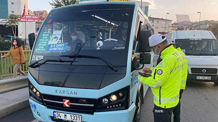 Koronavirüs tedbirleri kapsamında denetimlerine devam eden polis ekipleri, Beyoğlu, Fatih ve Maltepe'de bulunan kontrol noktalarında toplu taşımaya yönelik koronavirüs denetimi yaptı.
