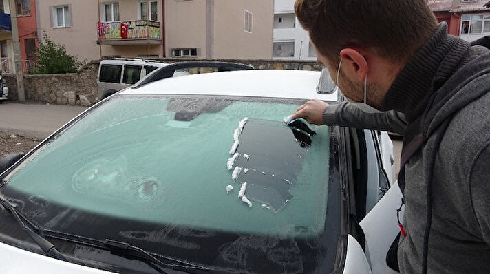 Soğuk iklimi ile bilinen Sivas’ta hava adeta buz kesti. Sabah saatlerinde kent merkezinde termometreler sıfırın altında 3 dereceyi gösterdi.