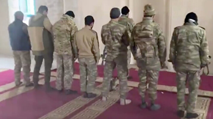 Şuşa'daki tarihi Yukarı Gövher Ağa Camisi'nde önce ezan okundu. Burada bulunan Azerbaycan askerleri aralarından bir kişinin arkasında saf tutarak namazlarını eda etti.
