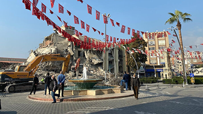 Seferihisar ilçesinde açıklarında meydana gelen 6.6’lık depremde ağır hasar gören kamu kurumlarından biri de Torbalı Belediye binası oldu. Bodrum ve zemin dahil 5 katlı olan, 2 bin 500 metrekarelik alana kurulı binanın kolon ve kirişlerinde çatlaklar oluştuğunu, çelik yapının korozyona uğradığını belirleyen Çevre ve Şehircilik İzmir İl Müdürlüğü, yıkım kararı aldı. 1990 yılında inşa edilen ve içerisinde belediye nikah salonu ile 16 işletme bulunan binanın yıkım çalışmalarına dün akşam başlandı.
