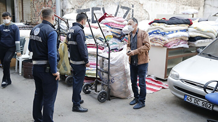 İzmir'de meydana gelen 6,6 büyüklüğündeki depremin yaraları sarılmaya devam ederken, Konak Belediyesi'ne depremzedeler için dağıtılan battaniyelerin satıldığı yönünde ihbar ulaştı.