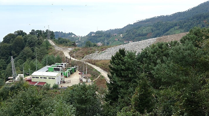 Trabzon ve Rize illerinin çöp sorununu çözmek için oluşturulan Trabzon Rize Katı Atık Birliği (TRAB-Rİ-KAP) kapsamında Sürmene ilçesine bağlı Çamburnu-Kutlular mevkiinde faaliyet gösteren çöp depolama tesisi mahalle halkını korkutuyor.
