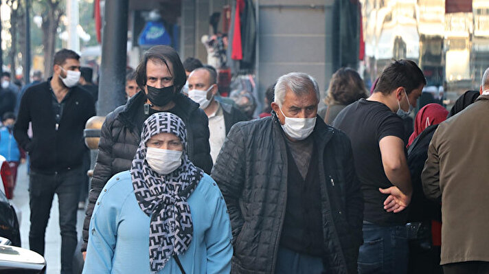 İçişleri Bakanlığı'nca koronavirüs salgınının önlenmesine yönelik özellikle yaya yoğunluğunun olduğu cadde ve meydanlarda sigara içtiği için maskeyi çene altına indiren ve yanlış kullananlar için genelge yayımlandı.