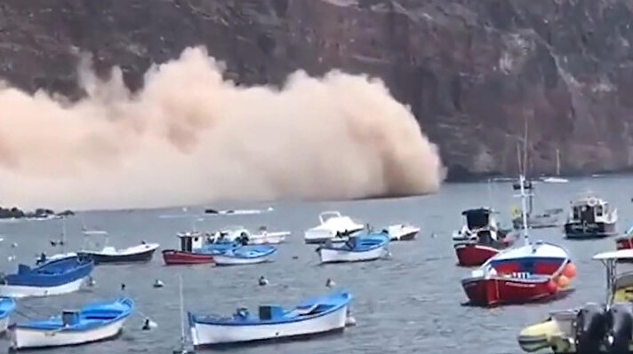 İspanya’ya bağlı Kanarya Adaları içinde yer alan La Gomera Adası’nda sahil şeridindeki bir uçurumdan kopan dev kayalık sabah saatlerinde çöktü.