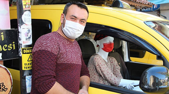Turizm kenti Antalya’nın merkezindeki tarihi Kaleiçi’nde 6 yıldır taksi şoförlüğü yapan 31 yaşındaki Tuğrul Yüksek, aracında korona virüs salgını nedeniyle bazı önlemler aldı. Yolcu ile arasını şeffaf streç filmle ayıran Yüksek, uyarıcı yazılar da asmayı ihmal etmedi. Aracında maske, kolonya bulunduğunu ve düzenli dezenfeksiyon işleminin yapıldığını bildiren belgeler de taşıyan Yüksek, ön yolcu koltuğuna ise sürekli müşterilerinin binmek istemesine ilginç bir yöntem buldu. 