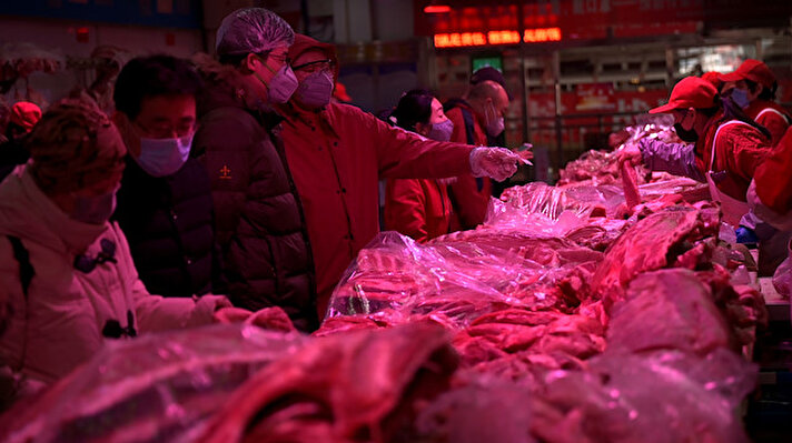 Xinhua ajansının haberine göre, yerel sağlık yetkilileri, Henan'a bağlı Zhengzhou kentinde, Arjantin'den ithal edilen 24 ton dondurulmuş domuz etinin ambalajından örnekler alarak Kovid-19 testi yaptı.