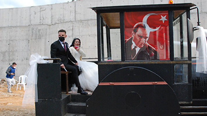 Kurucaşile ilçesine bağlı Meydan Köyü Muhtarı Sefer Demir (55), iki hafta önce bir belediyenin satışa çıkardığı lokomotif görünümlü traktörü satın aldı.