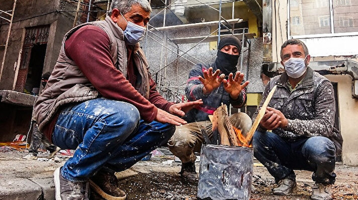 Hava sıcaklığının eksi 5 dereceye düştüğü Ardahan’da inşaat işçileri ateş yakarak çalışıyor. Üşüyen işçiler yaktıkları ateşin etrafında toplanarak ısındı.