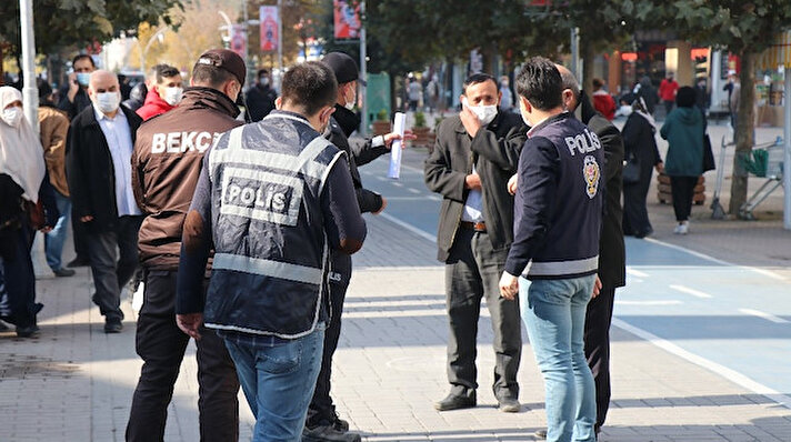 Bolu’da, korona virüs salgını nedeniyle kentin en işlek caddesi olan İzzet Baysal Caddesi üzerinde maske ve sigara denetimi yapıldı.