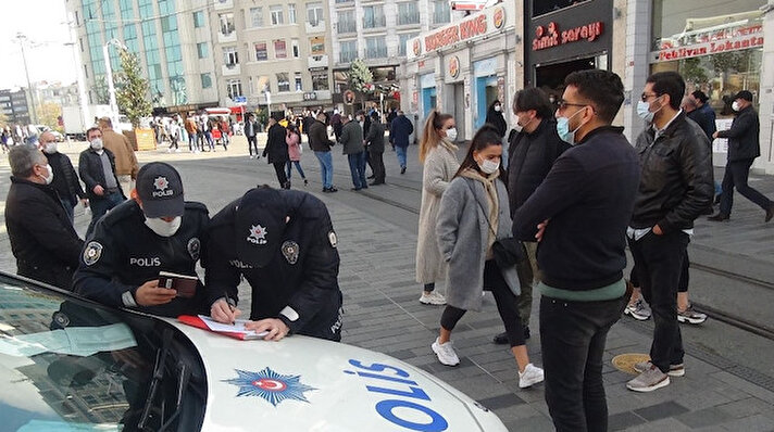 Beyoğlu İstiklal Caddesi’nde, Korona virüs tedbirleri kapsamında Beyoğlu İlçe Emniyet Müdürlüğü ve Beyoğlu Zabıta Müdürlüğüne bağlı ekipler tarafından maske ve sigara denetimi yapıldı. Denetlemelerde çoğunluğunu yabancı turistlerin oluşturduğu birçok kişinin kurallara uymayarak sigara içtiği ve maske takmadıkları görüldü. Ekipler tarafından bu kişilere Hıfzıssıhha Kanuna muhalefet suçundan ceza kesildi.
