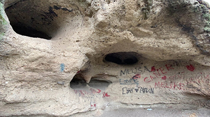 Tekkeköy ilçesinde Fındıcak ve Çınarlı dereleri boyunca yükselen ve geçmişi M.Ö. 60 binli yıllara kadar uzanan, insanlık tarihinin en eski yerleşim yerlerinden biri olarak kabul edilen arkeolojik sit alanı Tekkeköy Mağaraları, harabeye döndü. 