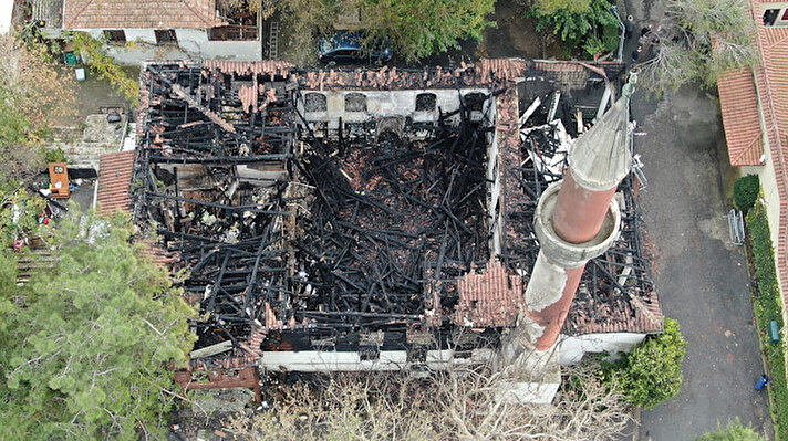 Geçtiğimiz gün çatısında yangın çıkan Vaniköy Camii alevlere teslim olmuştu.