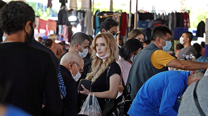 Koronavirüs vakalarının arttığı şu günlerde, Antalya’da semt pazarlarındaki yoğunluk artışı da devam ediyor. Yerleşik yabancı uyruklu kişilerin yoğun olarak bulunduğu Konyaaltı ilçesi Liman Mahallesi’ndeki Kapalı Semt Pazarı’nda alışveriş yoğunluğu yaşandı.