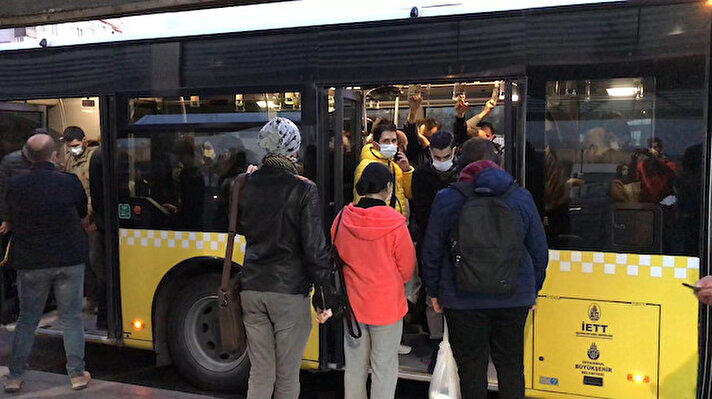 İstanbul'da akşam saatlerinde işten çıkıp evlerine gitmek isteyen vatandaşların metrobüslerde yoğunluk oluşturduğu görüldü. 