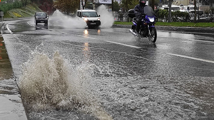 İstanbul’da öğle saatlerinde aniden bastıran sağanak yağış nedeniyle yollar göle döndü.