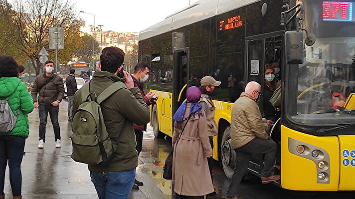 İstanbul'da sabah işe gidiş saatlerinde toplu taşıma araçları ve duraklarında yoğunluk yaşandı. 