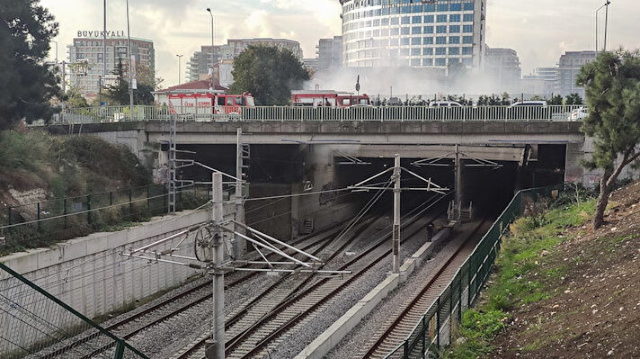 Kazlıçeşme Mahallesi'nde Marmaray hattının geçtiği üst geçit altında saat 09.30 sıralarında çöpler bilinmeyen nedenden dolayı yanmaya başladı. 