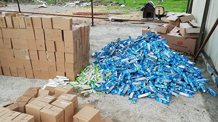 Gebze’de, Jandarma Suç Araştırma Timi (JASAT) ekipleri, bir depoda bulunan son kullanma tarihi geçmiş gıda ve temizlik ürünlerinin piyasa sürüleceği bilgisine ulaştı. 