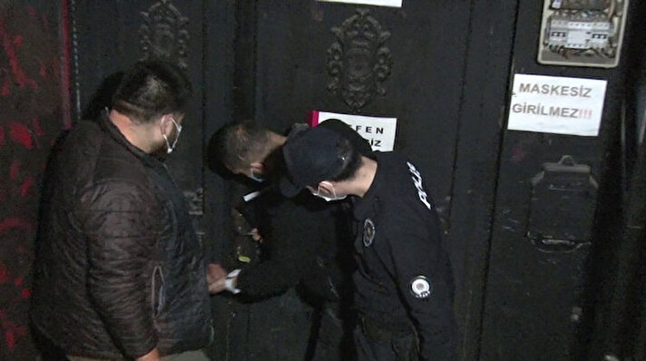 Ataşehir’de saat 02.00 sıralarında bir gece kulübüne Ataşehir İlçe Emniyet Müdürlüğü Asayiş Büro Amirliği ekiplerince baskın düzenlendi.