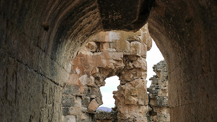 Hozat ilçesine 17 kilometre uzaklıktaki Geçimli köyünde 1300 yıl önce Ermeniler tarafından kesme taş bloklar kullanılıp, yığma teknikle inşa edilen Ergan Kilisesi, bölgedeki geleneksel taş işçiliğinin detaylarını yansıtıyor. 
