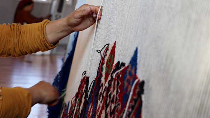 Van’da kadın istihdamına katkı sağlamak ve unutulan dokumacılık sanatını yeniden canlandırmak için Van Büyükşehir Belediyesi’nce kentin 3 ayrı noktasına kilim atölyesi kuruldu. 