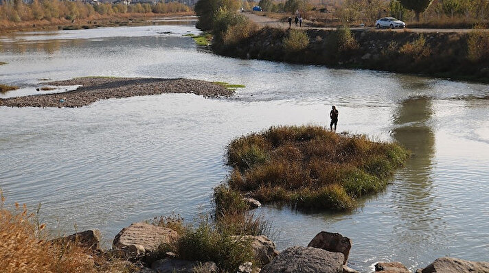 Sivas'tan doğup İç Anadolu topraklarını sulayan Türkiye'nin en uzun nehri Kızılırmak'ta sular çekilince kaya ve kara parçaları ortaya çıkmaya başladı.