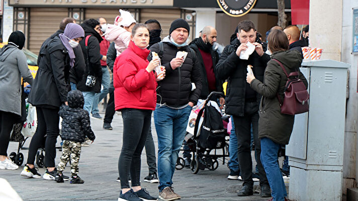 Vatandaşlar maske takma yasağına genelde uyarken bazı turistlerin bu kurala uymadığı görüldü. İstiklal Caddesi’nde denetimlerini sürdüren polis ekipleri maske takmayan ve sigara içenlere idari para cezası uyguladı. Koronavirüs tedebirleri kapsamında lokanta ve restoranlar içeriye müşteri almıyor. Oturarak yemek yemenin yasaklanması ile Taksim Meydan’daki büfelerin önünde kuyruklar oluştu.