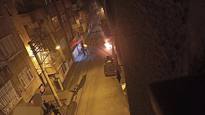 Olay, dün gece saatlerinde Bağlar ilçesi 5 Nisan Mahallesi Girne Caddesi'nde meydana geldi. Sokağa çıkma kısıtlamasını ihlal eden bir grup, beraberlerinde getirdikleri lastikleri, caddeye bırakıp yolu kesti. Şüpheliler, daha sonra lastikleri ateşe verdi.