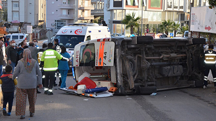 Sürücüsünün kimliği öğrenilemeyen bir özel hastaneye ait 07 KCE 53 plakalı ambulans, Atatürk Caddesi'nde, Y.E'nin kullandığı 07 HSA 85 plakalı ciple çarpıştı.  