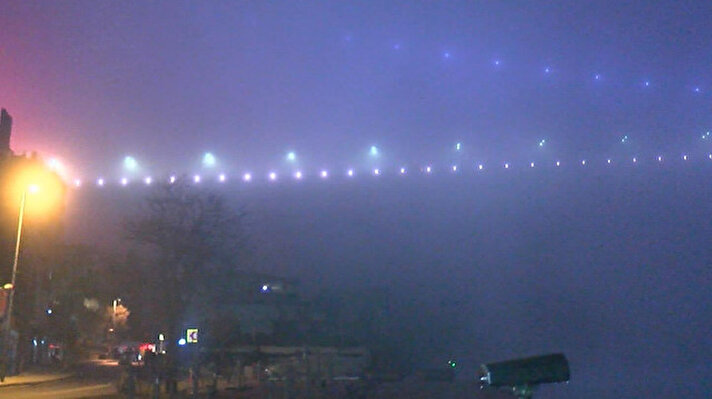 İstanbul Boğazı'nda sabaha karşı sis etkili oluyor.