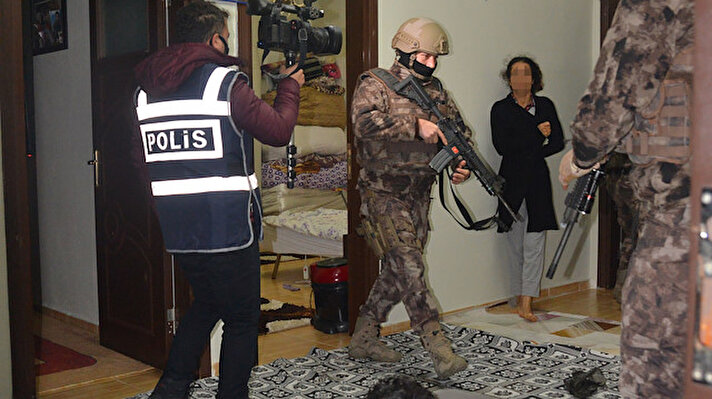 Adana Emniyet Müdürlüğü Narkotik Suçlarla Mücadele Müdürlüğü ekipler, torbacı diye tabir edilen uyuşturucu satıcılarına yönelik operasyon düzenlendi.