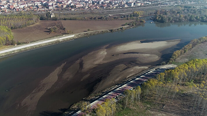 Edirne'de kış ve yazın ardından sonbaharın da kurak geçmesi nedeniyle Meriç ve Tunca nehirlerindeki su seviyesi düştü. Bulgaristan'da başlayan, Edirne'den geçen ve taşkınların yaşandığı Meriç Nehri'nde kuraklık nedeniyle kum adacıkları oluştu. 