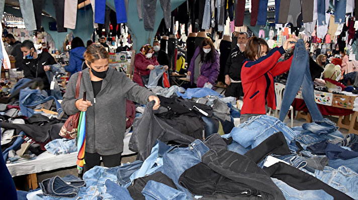 Edirne’de cuma günleri kurulan Ulus Pazarı, uygun ve kaliteli ürünleriyle, komşu ülkelerin vatandaşları tarafından da tercih edilen alışveriş merkezlerinden biri haline geldi. Özellikle Bulgaristan vatandaşları, geldikleri pazarda her türlü ihtiyaçlarını karşılayarak ortalama 3 bin liralık alışveriş yapıyor.
