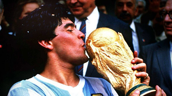 Futbolculuğu döneminde Boca Juniors, Barcelona ve Napoli formalarıyla 9 kupa şampiyonluğu yaşayan, Arjantin Milli Takımı'yla 1986 Dünya Kupası'nı kaldırma başarısını gösteren Maradona, dünya futbol tarihine adını altın harflerle yazdırdı.