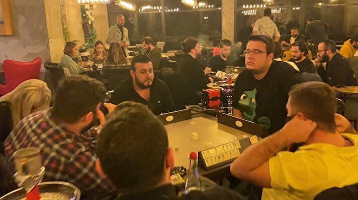 Ataşehir'de alınan koronavirüs tedbirleri kapsamında kapalı olması gereken bir kafe restoranın gizlice müşteri kabul ettiği ihbarını alan Ataşehir İlçe Emniyet Müdürlüğü polis ekipleri, belirtilen adrese baskın düzenledi. 
