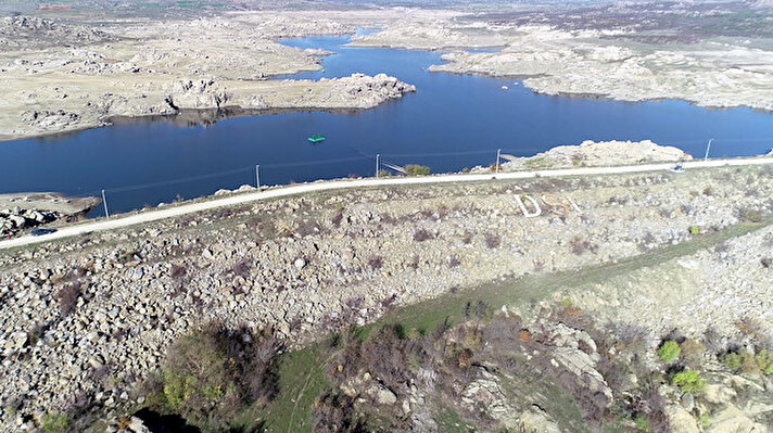 Son yılların en kurak dönemini yaşayan Edirne'de, nehirler ve göller ile barajlardaki su seviyesi her geçen düşüyor. Edirne'nin içme suyunu sağlayan Kırklareli'deki Kayalıköy Barajı'ndaki doluluk oranı da yüzde 3'e düştü. Barajdaki su seviyesinin düşmesi üzerine Edirne Belediyesi, bugünden itibaren 36 saat süreyle su kesintisi uygulanacağını açıkladı. Belediye, kentin içme suyunun Süloğlu Barajı'ndan sağlanacağını bildirerek, kent merkezine 30 kilometre uzaktaki Küküler köyünden bağlantı çalışması başlattı.
