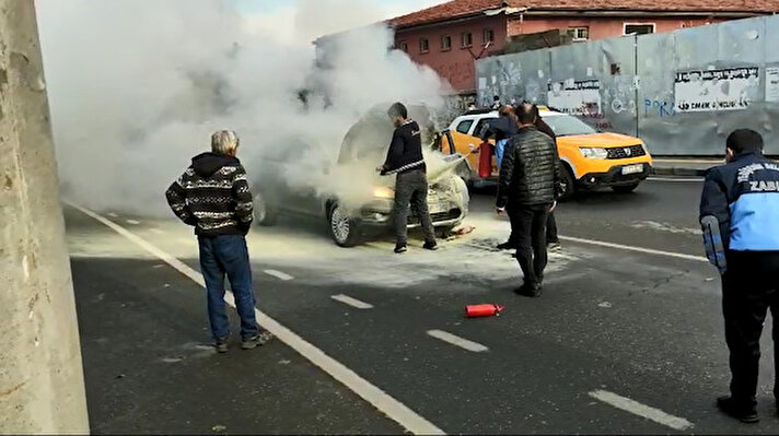 Diyarbakır'ın Yenişehir ilçesinde hareket halindeyken motor kısmından alevler yükselen otomobili, sürücüsü durdurarak, yangına müdahale etmeye başladı.