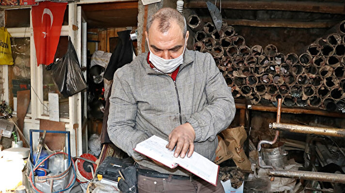 Mardin'de tarihi Marangozcular Çarşı'sında baba mesleğini sürdüren odun sobası ustası Hamit Paşaoğlu (47), gelişen teknoloji ile birlikte kentte bu işi yapan tek kişi olduğunu söyledi.