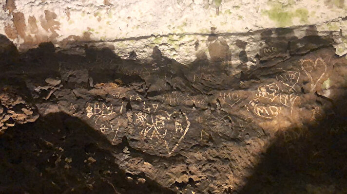 İnegöl ilçesindeki 3 bin yıllık olduğu belirtilen Oylat Mağarası’nın duvarlarına kimliği belirsiz kişilerce isimler ve aşk sözleri yazıldı, şekiller çizildi.